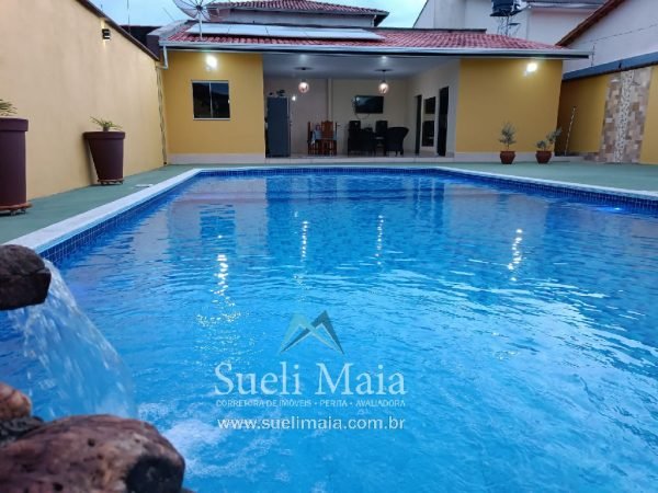Espaço com edícula e piscina