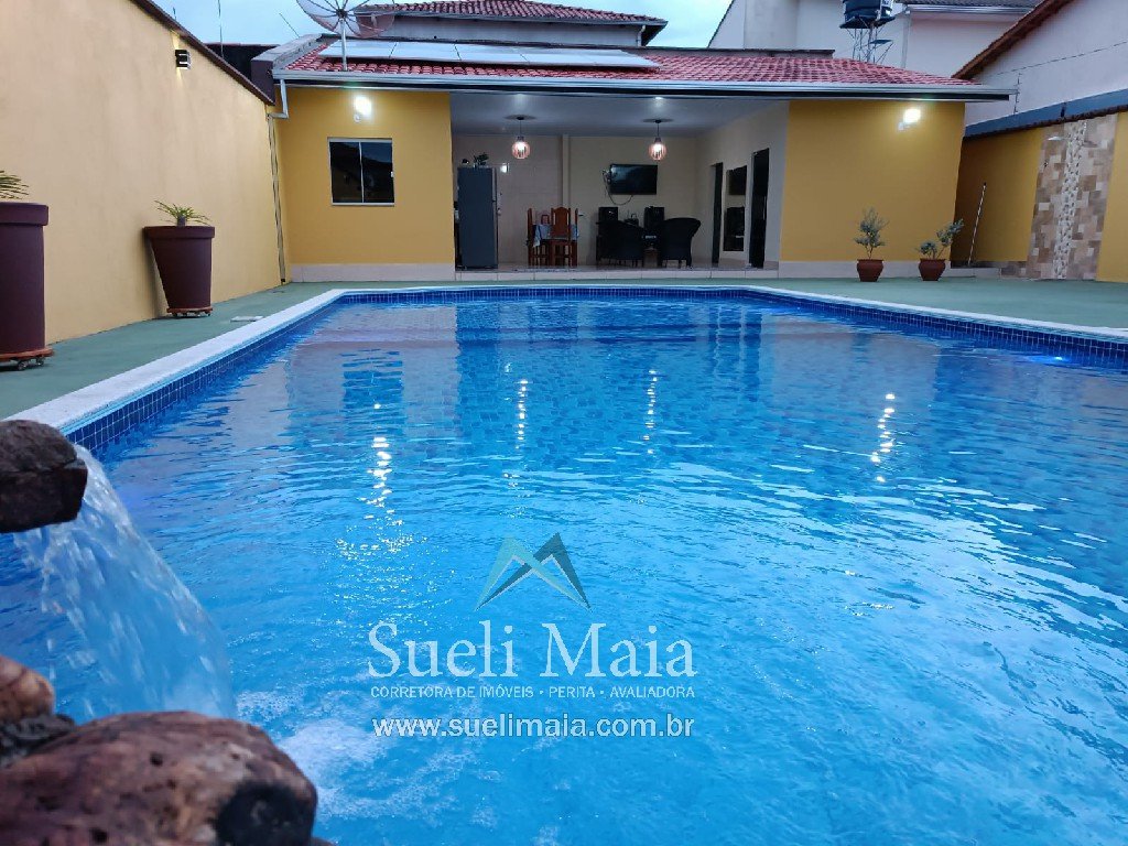 Espaço com edícula e piscina