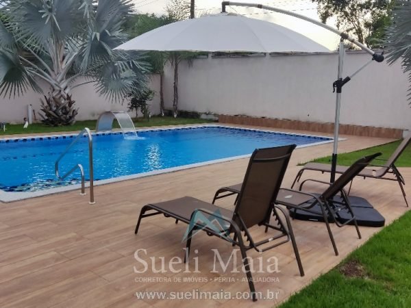 A sua casa com piscina e 4 suítes