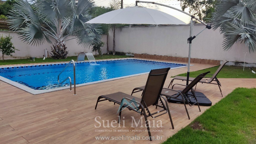 A sua casa com piscina e 4 suítes